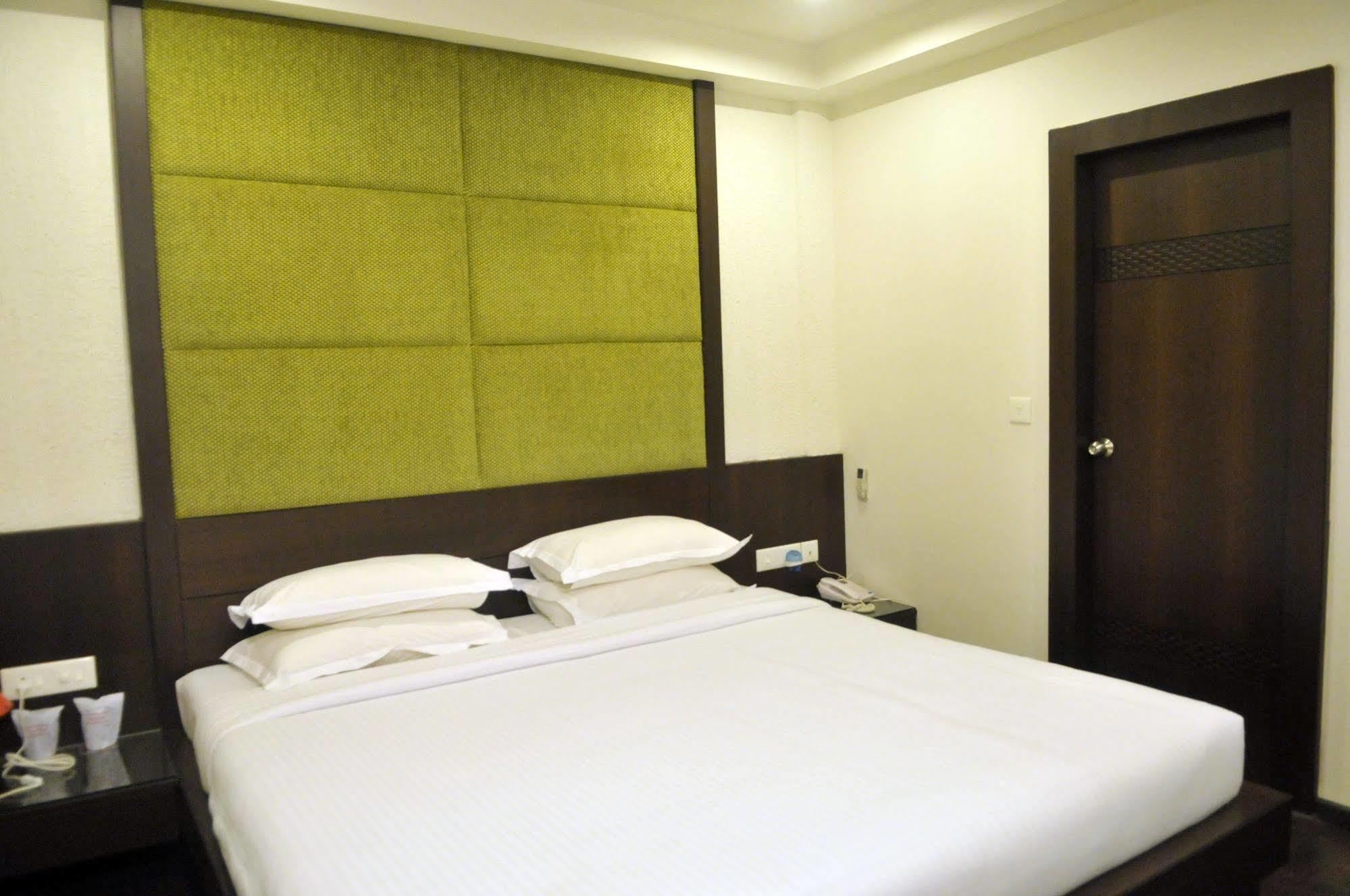 Treebo Trend Hotel Relax Inn Колката Екстериор снимка